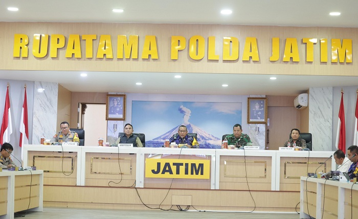 FOKUS: Suasana rakor persiapan pengamanan Kompetisi Liga 3 Jatim yang akan bergulir 5 Desember, di Gedung Rupatama Mapolda Jatim, Jumat (1/12) lalu. (ISTIMEWA)