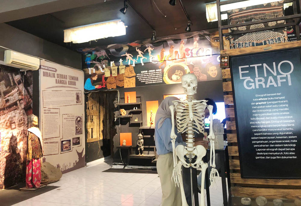 Bagian depan Museum Etnografi dan Kajian Kematian yang memajang aneka literasi tentang kematian.