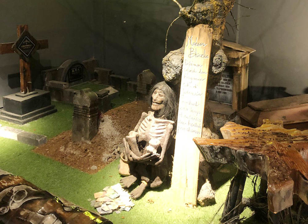 Kerangka manusia asli dari suku Asmat di Papua yang menjadi koleksi Museum Etnografi dan Kajian Kematian Fisip Unair.