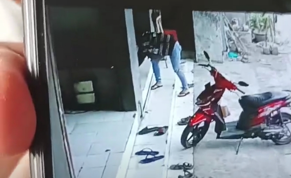 MERESAHKAN: Seorang pria terekam CCTV mencuri HP milik penjaga rental PS Indra Mandala Putra di Jalan Simo Kalangan Baru, Simomulyo, Sukomanunggal, Surabaya. (MAHRUS/RADAR SURABAYA)