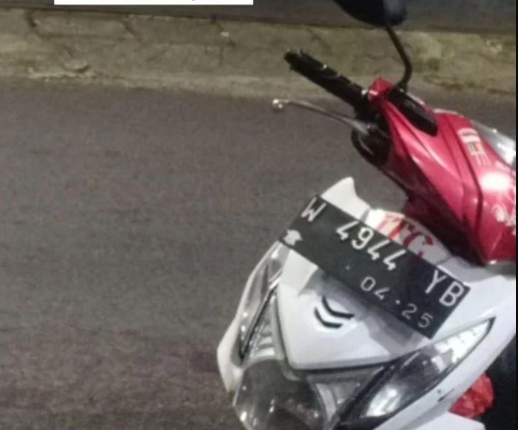 HILANG: Motor milik Febrina Hana, warga Taman, Sidoarjo, yang dibawa lari pria mengaku bernama Febryan Indra di sebuah kafe di Jalan Gayungsari Barat, Gayungan, Surabaya, Jumat (1/12). (ISTIMEWA)