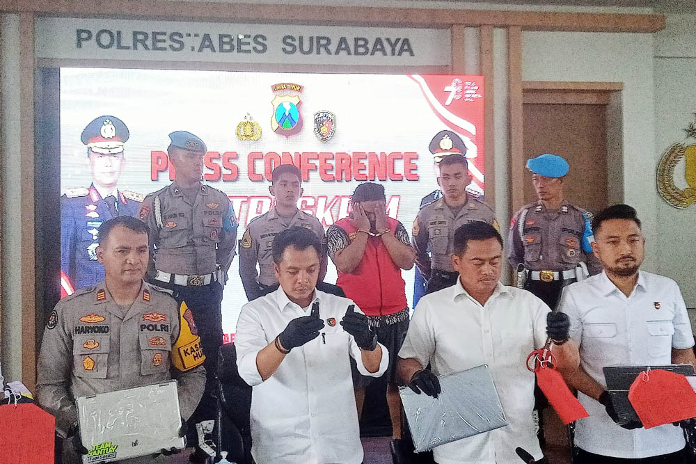 Kasatreskrim Polrestabes Surabaya, AKBP Hendro Sukmono menjelaskan modus pencurian yang dilakukan tersangka VJ (rompi merah menutup muka).