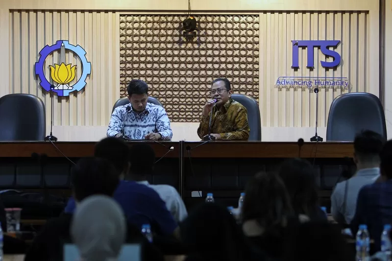 KARYAKAN ANAK-ANAK MUDA: Founder Premori Retail Chalid Buchari (kanan), memberikan pemaparan terkait bisnis manajemen hijab di hadapan mahasiswa di Gedung Rektorat ITS Surabaya, Senin (4/12).