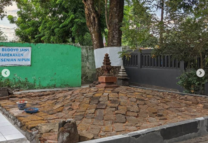 Punden dan umpak dari batu bata di petilasan Raden Patah yang ada di Lakarsantri.