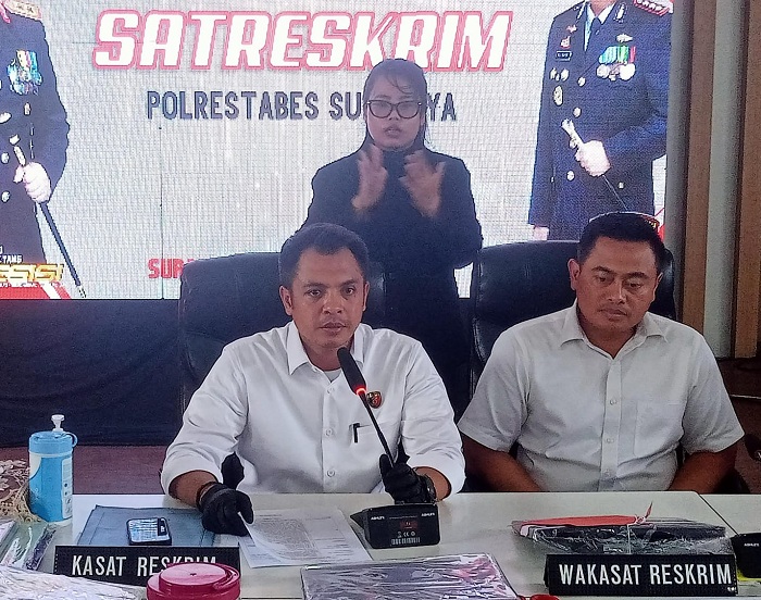 PENJELASAN: Kasatreskrim Polrestabes Surabaya AKBP Hendro Sukmono mengungkapkan mengenai penyelidikan dan indentifikasi pelaku dugaan penganiayaan terhadap Satpol PP saat demo buruh. (GUNTUR IRIANTO)