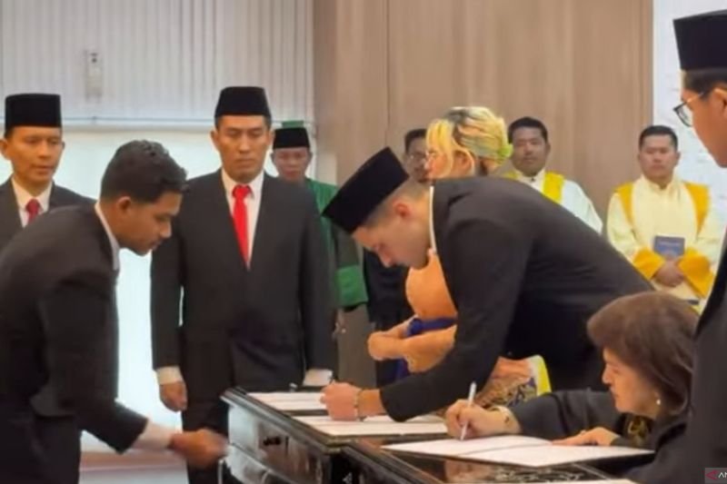 Justin Hubner menandatangani dokumen dalam proses pengambilan sumpah dan janji setia pewarganegaraan RI di Kanwil Kementerian Hukum dan HAM DKI Jakarta.