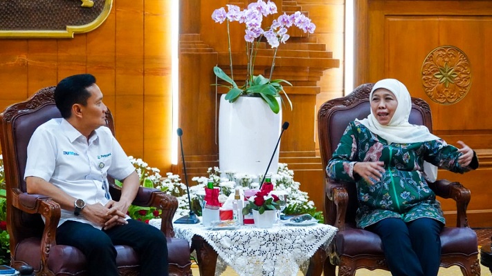 DISKUSI: Gubernur Khofifah berbincang dengan Kepala Divisi Regional (Divre) Perhutani Jawa Timur Asep Dedi Mulyadi di Gedung Negara Grahadi, Surabaya, Selasa (5/12). (IST)