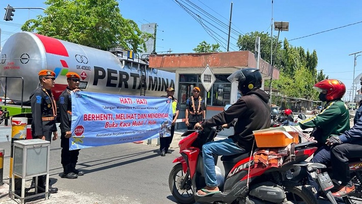 WASPADA: Pengguna jalan di perlintasan antara Stasiun Mojokerto- Stasiun Sepanjang diingatkan oleh petugas untuk berhati-hati setelah pemasangan double track rampung. (IST)