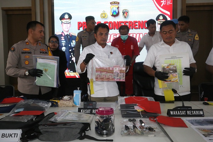 DIRILIS: Polisi menunjukkan barang bukti dan tersangka kasus mafia tanah yang berhasil diamankan di Mapolrestabes Surabaya, Rabu (6/12). (SURYANTO/RADAR SURABAYA)