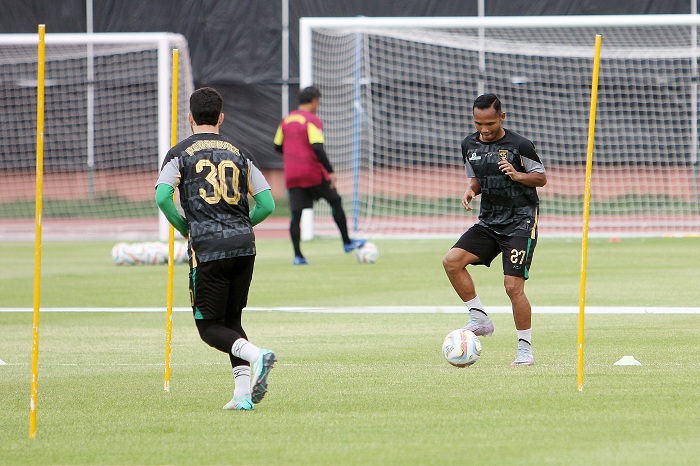 LATIHAN: Oktafianus Fernando (27) bertekad mencetak gol saat Persebaya Surabaya menjamu Persija Jakarta di Stadion GBT, Sabtu (9/12). (ANDY S/RADAR SURABAYA)