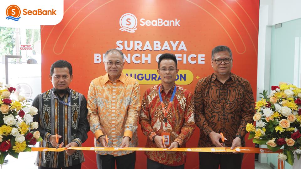 Ki-Ka; Dino Saputra (Kepala TIKPSP), Dono Boestami (Komisaris Utama SeaBank Indonesia), Sasmaya Tuhuleley (Dirut SeaBank), Giri Tribroto (Kepala OJK Jatim) meresmikan Kancab SeaBank Surabaya.