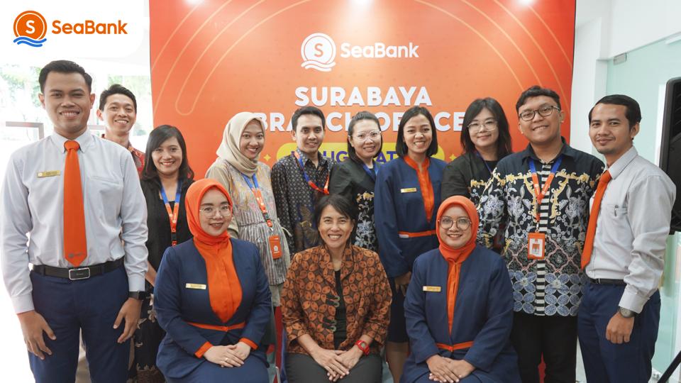 SeaBank Team di KC Surabaya siap melayani berbagai kebutuhan nasabah.