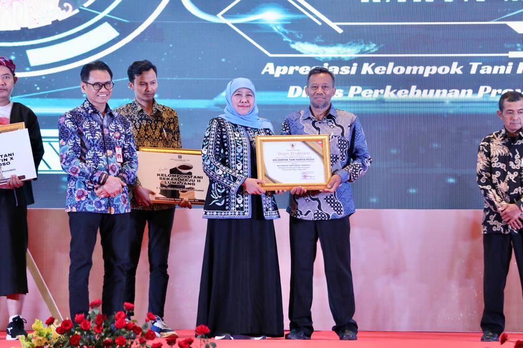APRESIASI: Gubernur Jawa Timur Khofifah Indar Parawansa memberikan penghargaan kepada Kelompok Tani Berprestasi Jawa Timur di acara Gebyar Pembangunan Perkebunan Jawa Timur 2023.