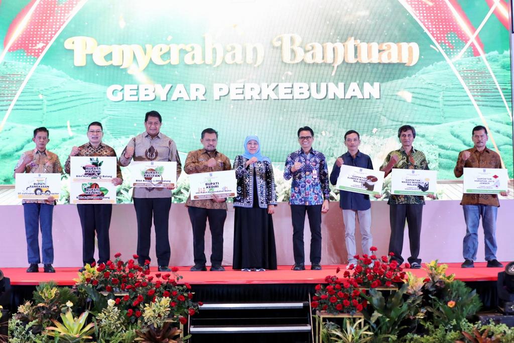 PEMENANG: Gubernur Jawa Timur Khofifah Indar Parawansa bersama Kadis Perkebunan Jatim Heru Suseno dan para pemenang Kelompok Tani Berprestasi Jatim 2023 foto bersama usai penyerahan penghargaan.