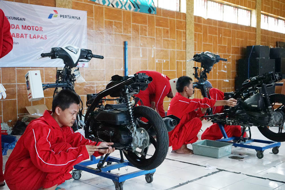 CSR: Warga binaan Lapas Sidoarjo yang mengikuti program Pertamina Enduro Sahabat Lapas.