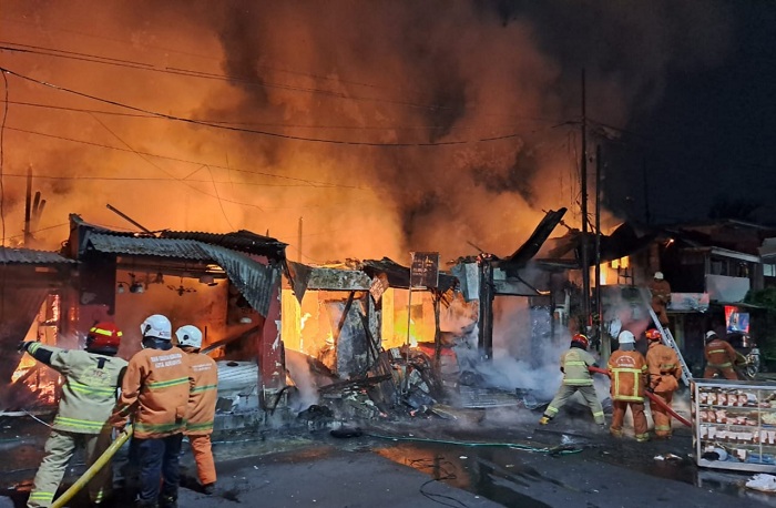 LUDES: Api berkobar membakar deretan ruko barang antic dan penjual abon di Jalan Patmosusastro, Surabaya, Kamis (7/12). (MAHRUS/RADAR SURABAYA)