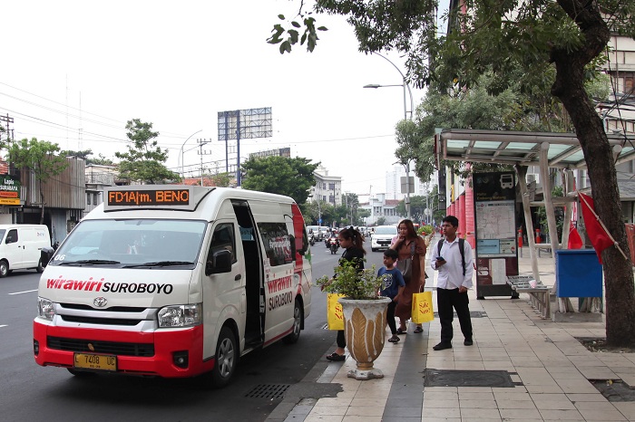 FAVORIT: Feeder WiraWiri Suroboyo menjadi salah satu transportasi publik yang diminati warga karena beroperasi hingga jalan-jalan kecil. (SURYANTO/RADAR SURABAYA)