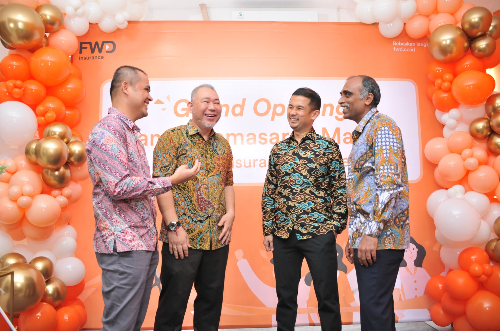 KANTOR BARU: Ki-ka: Rudy F. Manik, Chief Human Resources FWD Insurance, Arifin Harianto, Regional Sales Director, Iswanto, Financial Wealth Director, dan Praveen Paladugu, Chief of Distribution.
