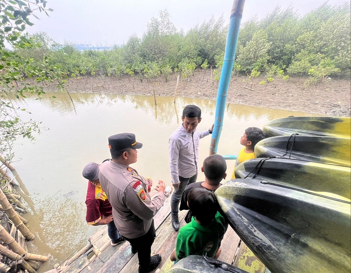OLAH TKP: Kapolsek Benowo AKP Nurdianto Eko Wartono saat mengecek temuan potongan organ tubuh (payudara) di rawa kawasan Romokalisari, Benowo Surabaya, Kamis (7/12). (MAHRUS/RADAR SURABAYA)