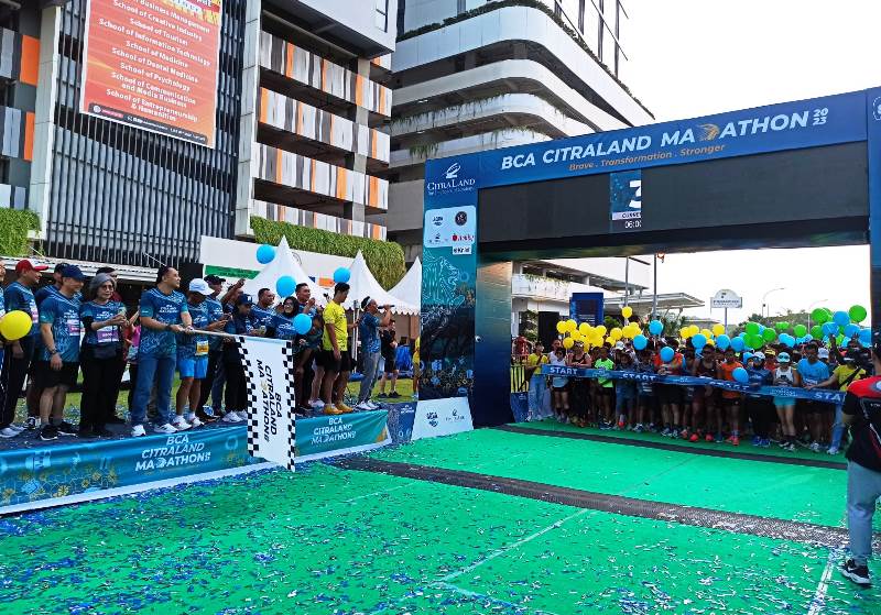 BUKA MARATHON: Wali Kota Surabaya Eri Cahyadi secara simbolis memberangkatkan peserta BCA CitraLand Marathon 2023 di CitraLand Surabaya.