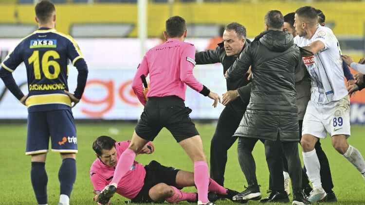 DIANIAYA: Wasit Hamit Umut Meler jatuh tersungkur usai dipukul Faruk Koca.