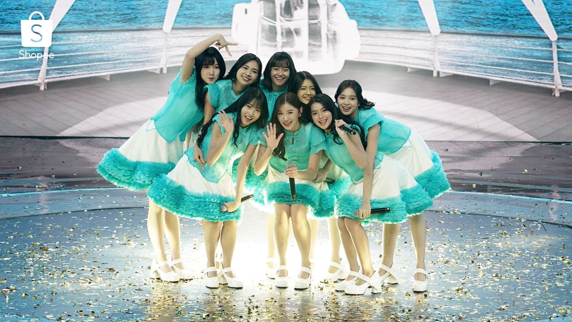 JKT48 kembali membawakan berbagai lagu hits-nya yang sukses membuat penonton dan fans bernyanyi bersama.