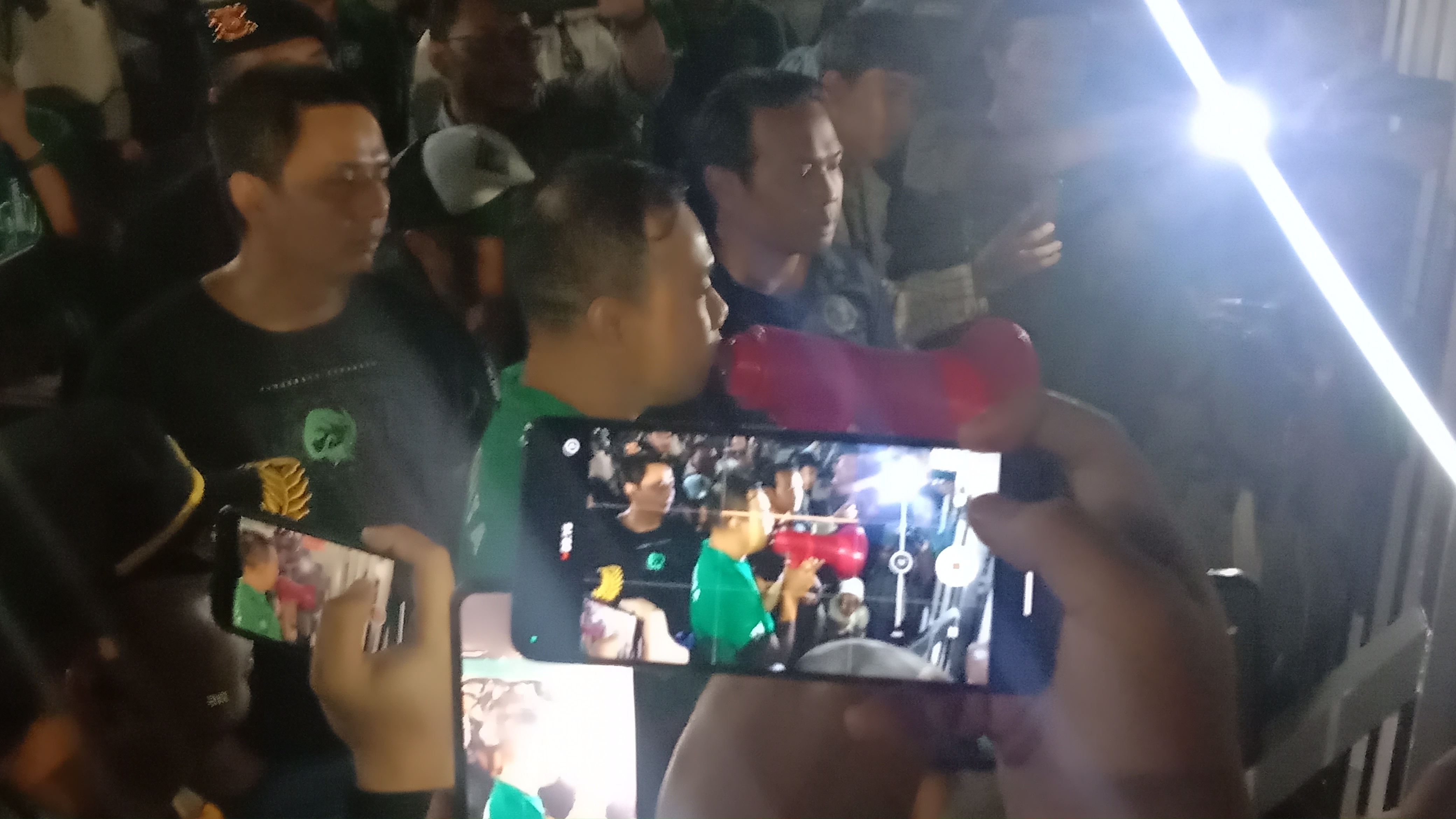 JAWAB BONEK: Direktur Operasional Persebaya, Candra Wahyudi, menemui Bonek yang menggelar aksi usai hasil imbang Persebaya vs Persis 1-1 di Stadion GBT Surabaya, Rabu malam (13/12).