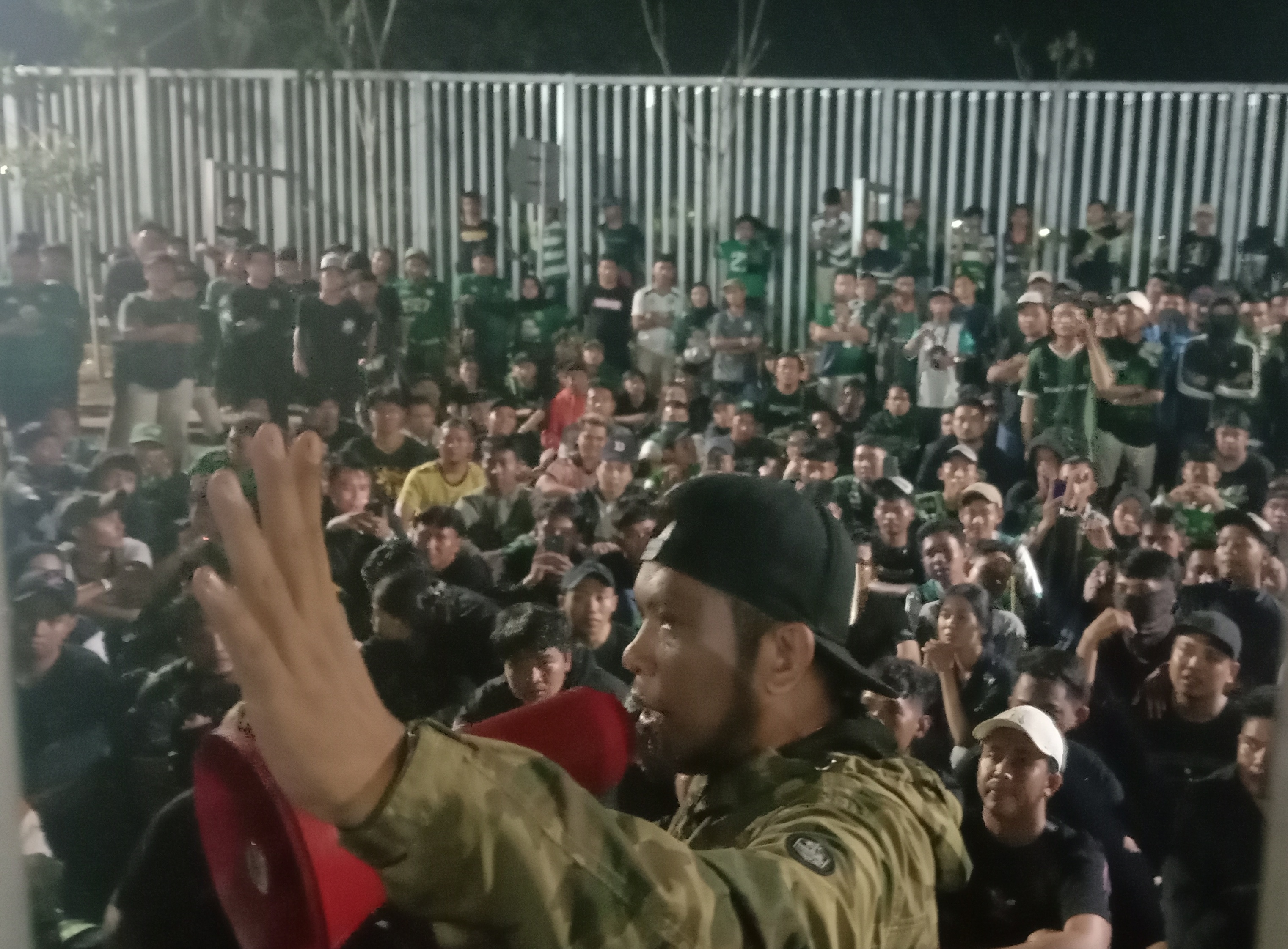 TAK PUAS: Bonek saat menggelar aksi di hadapan manajemen Persebaya atas hasil yang kurang maksimal di kompleks Stadion Gelora Bung Tomo (GBT), Rabu (13/12) malam.