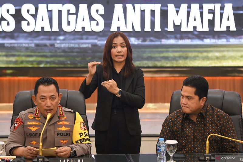 Kapolri Jenderal Polisi Listyo Sigit Prabowo (kiri) dan Ketum PSSI Erick Thohir  menyampaikan ungkap kasus dugaan judi bola daring di Mabes Polri Jakarta, Rabu (13/12).