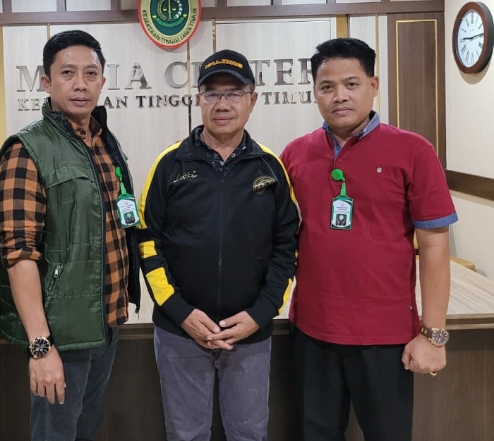AKAL BULUS: Tersangka AW (tengah) ditahan di Kejati Jatim karena tersangkut kasus dugaan kecurangan tes CPNS Kejaksaan RI. (IST)