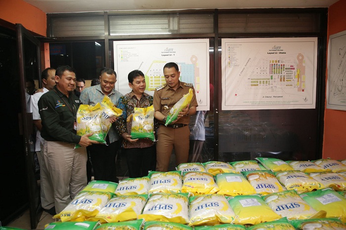 TEKAN INFLASI: Wali Kota Surabaya Eri Cahyadi meninjau Warung TPID di Pasar Pucang Anom beberapa waktu lalu. (SURABAYA.GO.ID)