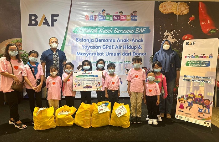 BERBAGI: Penyerahan donasi yang diwakilkan oleh Area Marketing Manager BAF Surabaya, Kusuma, kepada Perwakilan Yayasan GPdI Air Hidup, Fira, Jumat (15/12). (IST)