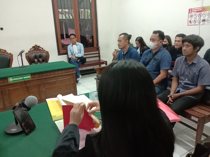 SAKSI: Para saksi dari FIF memberikan keterangan di PN Surabaya. (FAJAR YULIYANTO/RADAR SURABAYA)