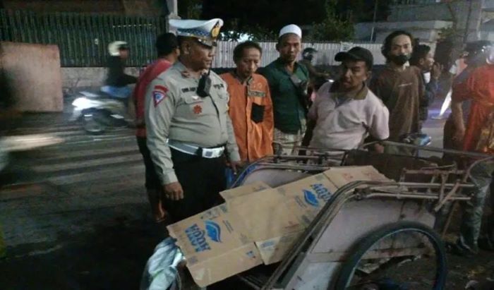 TAK TERTOLONG: JM, 16, remaja yang jadi korban tawuran di Sidotopo Wetan Surabaya sempat dibawa dengan becak ke rumah sakit, sebelum akhirnya meninggal. (IST)