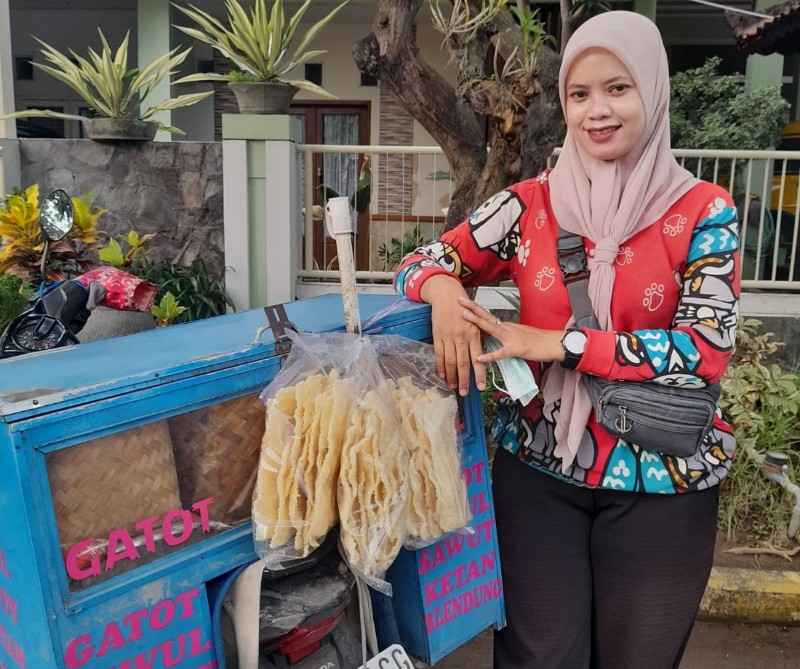 Purwanti menjajakan makanan khas dari Wonogiri seperti sawit, gatot, tiwul dan blendung.
