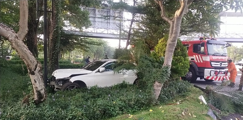LAKA TUNGGAL: Kondisi mobil Mercedes Benz AMG nopol L 299 JS yang menabrak pembatas jalan hingga masuk ke sisi selatan Taman Pelangi Surabaya. (IST)
