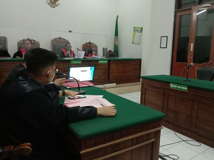 APES: Pendi Hermawan disidang secara daring di Pengadilan Negeri (PN) Surabaya. (FAJAR YULIYANTO/RADAR SURABAYA)