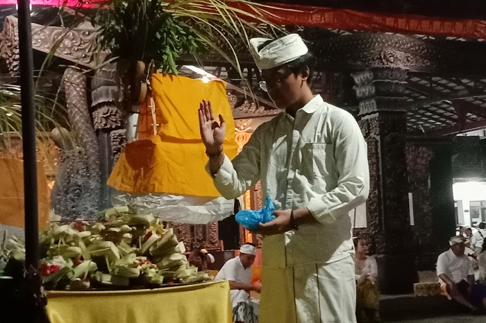 KHIDMAT: Umat Hindu saat berada di Pura Agung Jagat Karana, Surabaya, untuk mengikuti rangkaian upacara piodalan dan hari suci saraswati, Sabtu malam (16/12). (RAHMAT SUDRAJAT/RADAR SURABAYA)