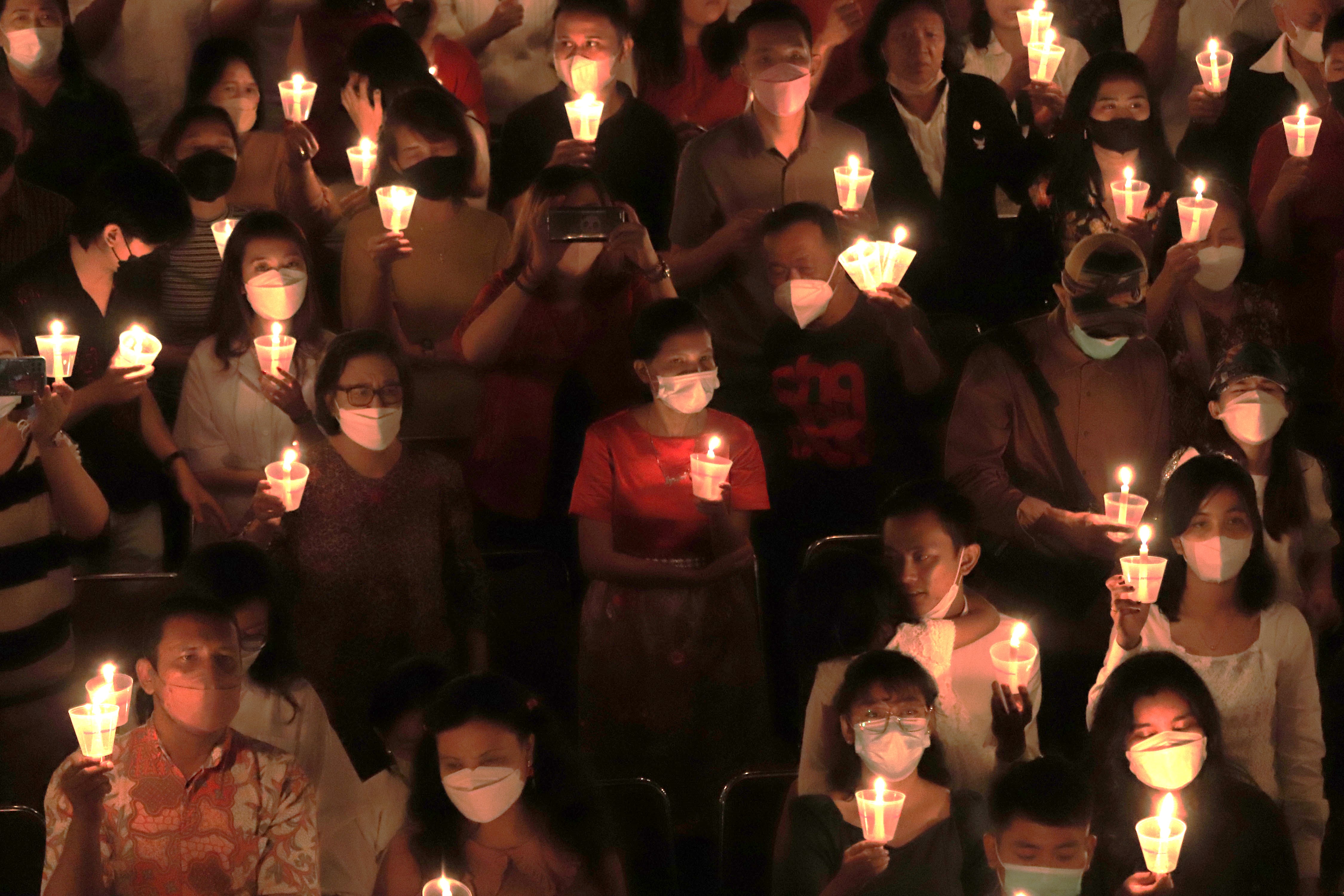 NYALA CAHAYA: Umat Kristiani mengikuti misa malam Natal 2022 di Gereja Bethany, Surabaya. (SURYANTO/RADAR SURABAYA)