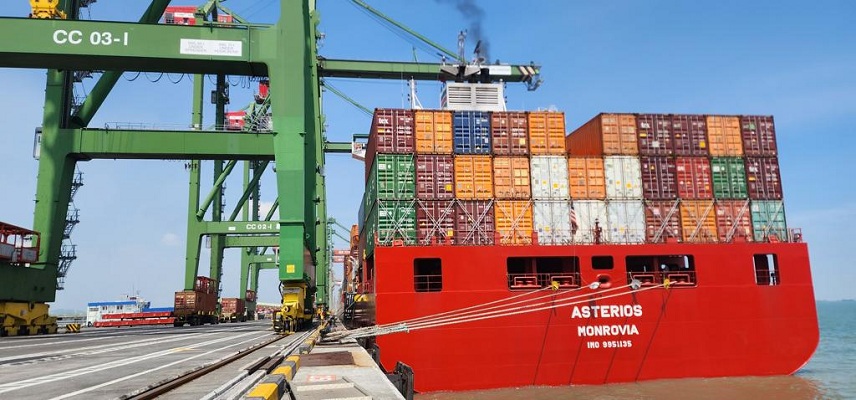SANDAR: Aktivitas perdagangan internasional di Terminal Teluk Lamong Surabaya. (IST/TELUK LAMONG)