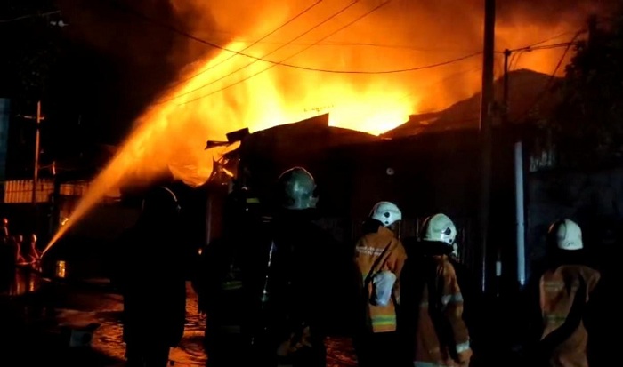 PANAS: Kebakaran gudang milik PT Global Karya Utama Trans di Jalan Kalianak Nomor 55 Madya, Surabaya, Senin malam (18/12), menyebabkan enam korban. Korban paling parah barasal dari Ponorogo. (IST)