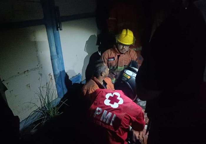 GERAK CEPAT: Korban kebakaran gudang milik PT Global Karya Utama Trans di Jalan Kalianak Nomor 55 Madya, Surabaya, Senin malam (18/12) langsung dievakuasi ke rumah sakit. (IST)