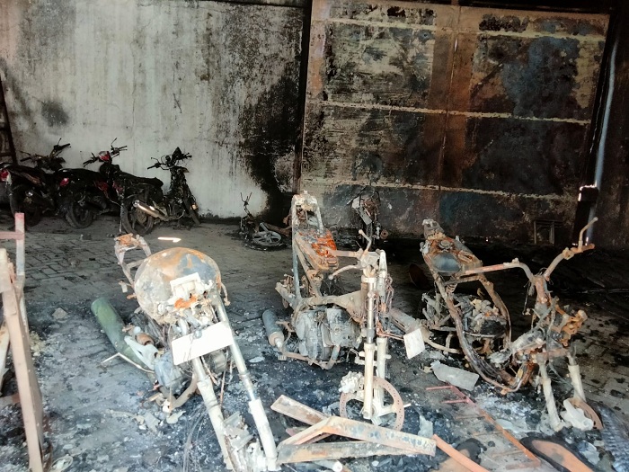 TINGGAL RANGKA: Sejumlah sepeda motor ikut terbakar dalam kebakaran hebat gudang tiner di Jalan Kalianak Nomor 55 Madya, Surabaya, Senin malam (18/12). (IST)