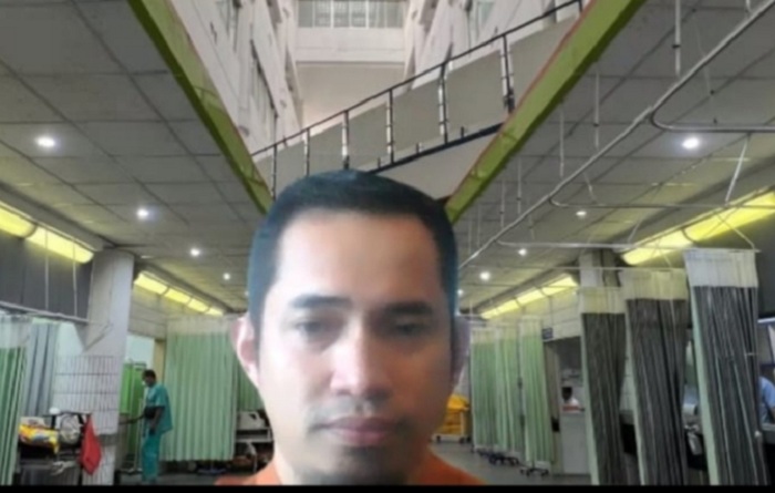 UPDATE: dr. M Hardian Basuki, Sp.OT(K) memberikan keterangan melalui zoom terkait kondisi korban kebakaran Kalianak yang dirawat di RSUD dr Soetomo, Selasa (19/12). (RAHMAT SUDRAJAT/RADAR SURABAYA)