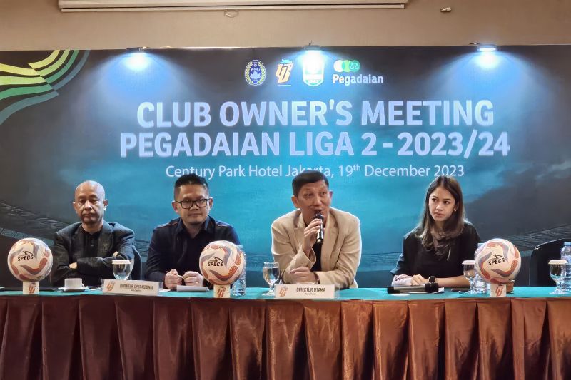 Direktur Operasional PT LIB Asep Saputra (kedua kiri), Direktur Utama PT LIB Ferry Paulus (kedua kanan) dan Humas PT LIB Sabina Katya (paling kanan) dalam konferensi pers Liga 2.