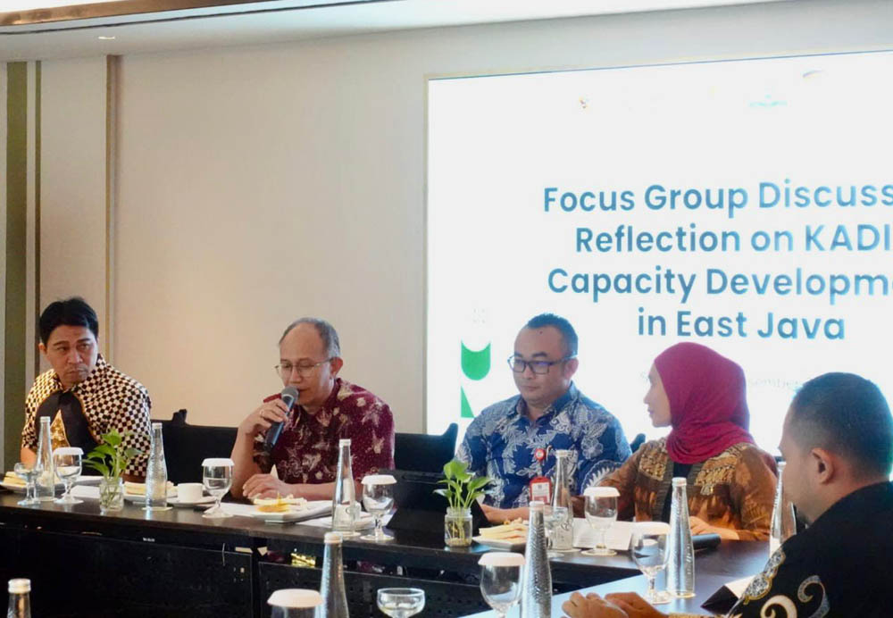 Ki-ka; Ketua Program Kadin Capacity Development, Darno, bersama Ketua Kadin Jatim Adik Dwi Putranto, Kepala Disperdagin Jatim Iwan, dan Waketum SDM & Ketenagakerjaan Nurul Indah Susanti.