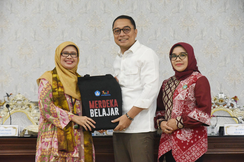Plt Direktur Pendidikan Anak Usia Dini Kemendikbud Ristek, Komalasari (kiri) memberi apresiasi kepada Wali Kota Eri Cahyadi atas peningkatan SPM PAUD di Surabaya.