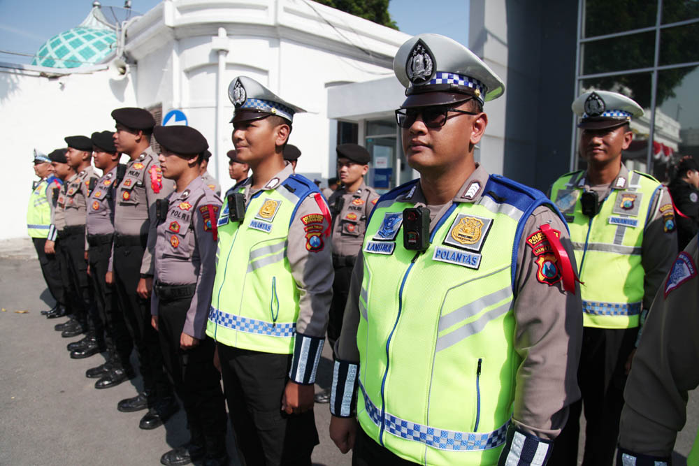 PENGAWASAN MELEKAT: Anggota Polrestabes Surabaya di lapangan dengan peralatan bocy cam di seragam masing-masing.