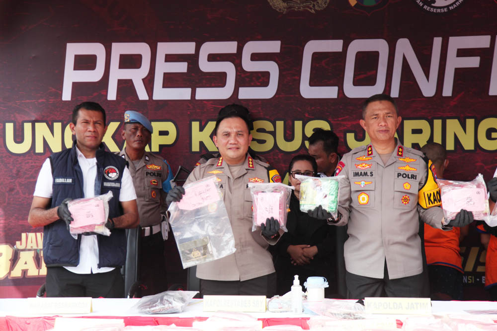 TANGKAPAN BESAR: Kapolda Jatim Irjen Pol Imam Sugianto didampingi Kapolrestabes Surabaya Kombes Pol Pasma Royce menunjukkan barang bukti dan tersangka kasus peredaran narkoba jenis sabu.