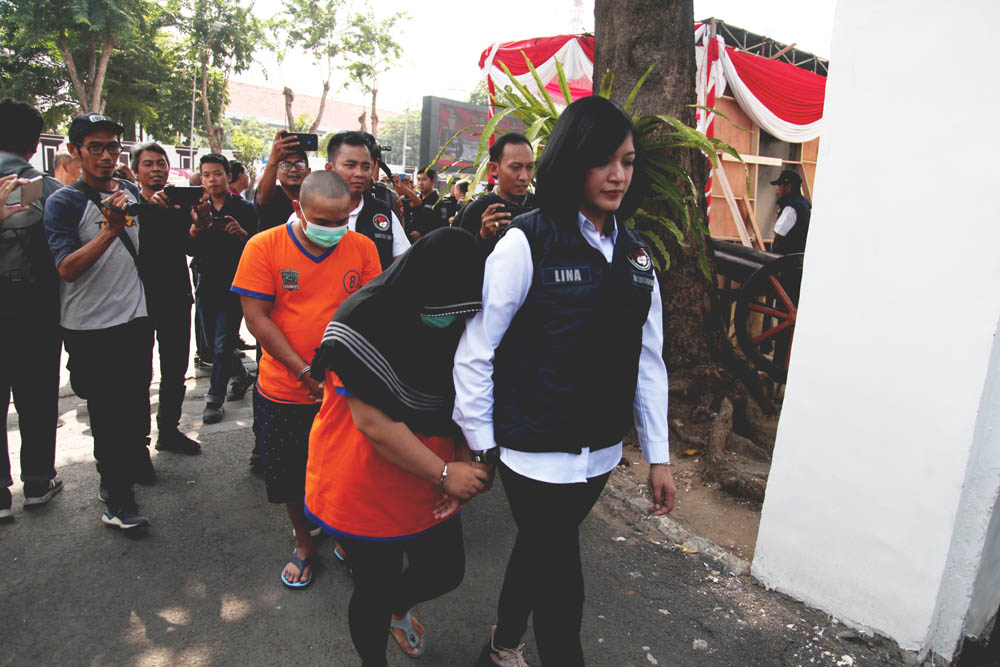 DIUPAH 100 JUTA: Pasutri MT dan RT yang berhasil ditangkap saat berusaha menyelundupkan narkoba jenis sabu dari Palembang.